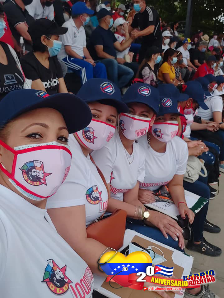 Jóvenes profesionales de la Misión Médica Cubana en #Venezuela, siempre junto al pueblo humilde, celebrando XX años de solidaridad y humanismo.

🇨🇺#CubaPorLaVida💖#MejorEsPosible💖 #YoVotoXTodos 

<a href="/cubacooperaven/">Brigada Médica Cubana en Venezuela</a> <a href="/MinSaludVE/">MPPSalud</a> <a href="/MagaGutierrezV/">Magaly Gutiérrez Viña</a> <a href="/MINSAPCuba/">Ministerio de Salud Pública de Cuba</a>