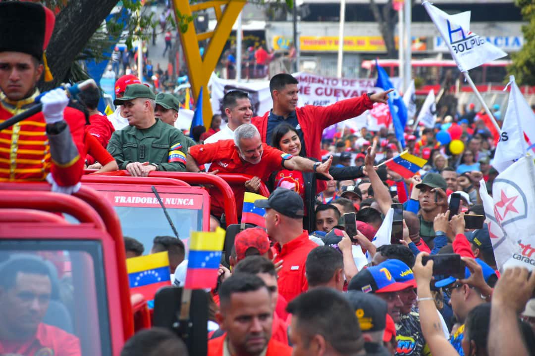 Frente a nuestro Comandante Chávez, juramos llevar las banderas de la moral y su legado infinito limpio; no daremos descanso a nuestra fuerza revolucionaria de la unión Cívico - Militar, hasta que se abran las grandes compuertas del Socialismo.