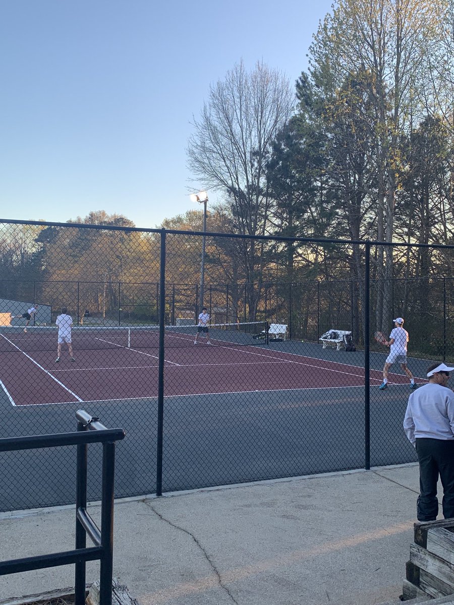 DrThomasPCSD's tweet image. Big wins tonight over East Coweta at the Central High courts! Girls prevail 5-0, and boys come from behind and scratch out a 3-2 dub! Next match - tomorrow at home against region opponent Heritage-Catoosa. Keep it up, netters! #24Strong #LionPride