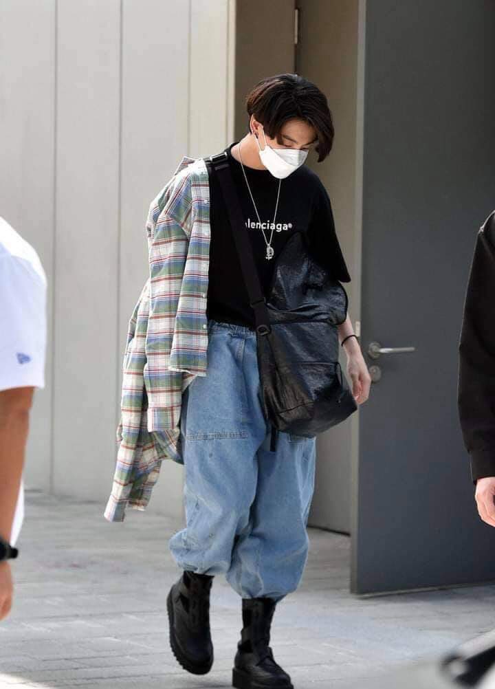 OUTBTS7_'s tweet photo. @ran__min طب اني ليش من شفت الكاسة  تذكرت صياحي  ع هالصورة لان بوقتها نزل ميمز عليه ان هالهوت هذا نفسه الي نشر كاسة الحليب 😭😭😭😭 اخخ بوقتها نهاريت ولحد هاللحظة منهارة عليه https://t.co/XUP88gBQBx