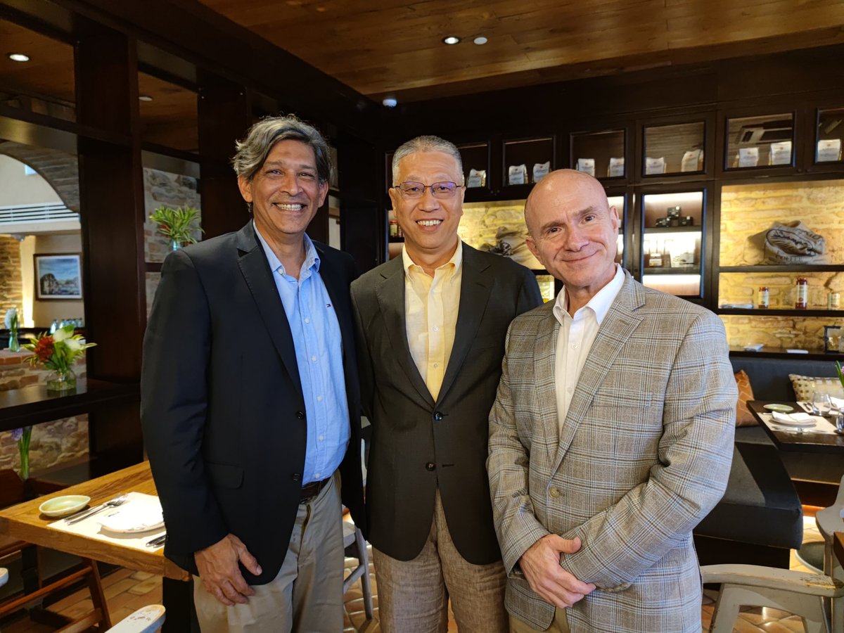 Versión algo más canosa de actividades de intercambio y comunicación de la <a href="/EmbChinaPa/">Embajada de China en Panamá</a>. 
<a href="/eddietapiero/">Eddie Tapiero</a> <a href="/REvanEllis/">Robert Evan Ellis</a>