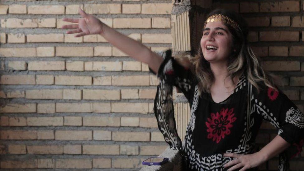 This honorable daughter of Iran, #SepidehQolian  was re-arrested a few minutes after her release because she shouted: ”Khamenei the Zahhak! We'll Take You Down into Grave,' Zahhak is Iran's symbol for despotism #MahsaAmini