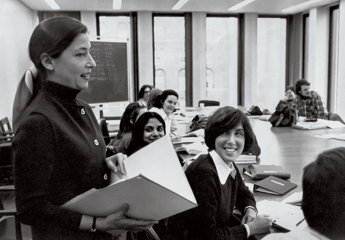 tantriclens's tweet photo. Ruth Bader Ginsburg 🙏#BOTD (March 15, 1933 – September 18, 2020)

American lawyer and jurist who served as an associate justice of the Supreme Court from 1993 until her death in 2020.

“A gender line … helps to keep women not on a pedestal, but in a cage.”
RBG https://t.co/nPFqSGoq4l