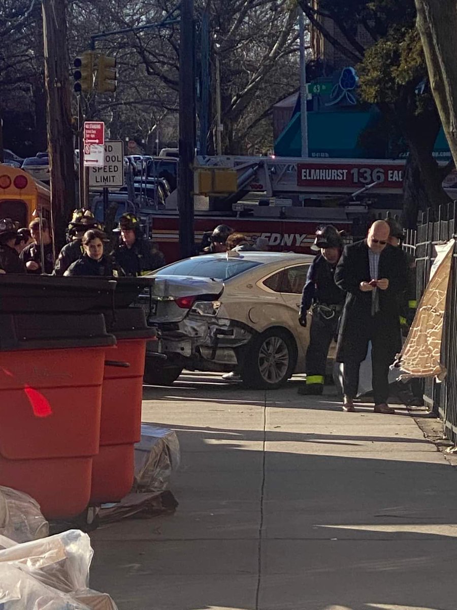 MakeQueensSafer's tweet photo. 4pm at @NYCSchools #PS139. A #recklessdriver landed in the school fence, endangering students and @UFT teachers. What summons did @NYPD112Pct write? Neighbors report a speed bump is there so he may have gone too fast and got air. #SaferoutesToSchool
@NYCCouncil @NYPDQueensNorth https://t.co/03fh7kH4SP