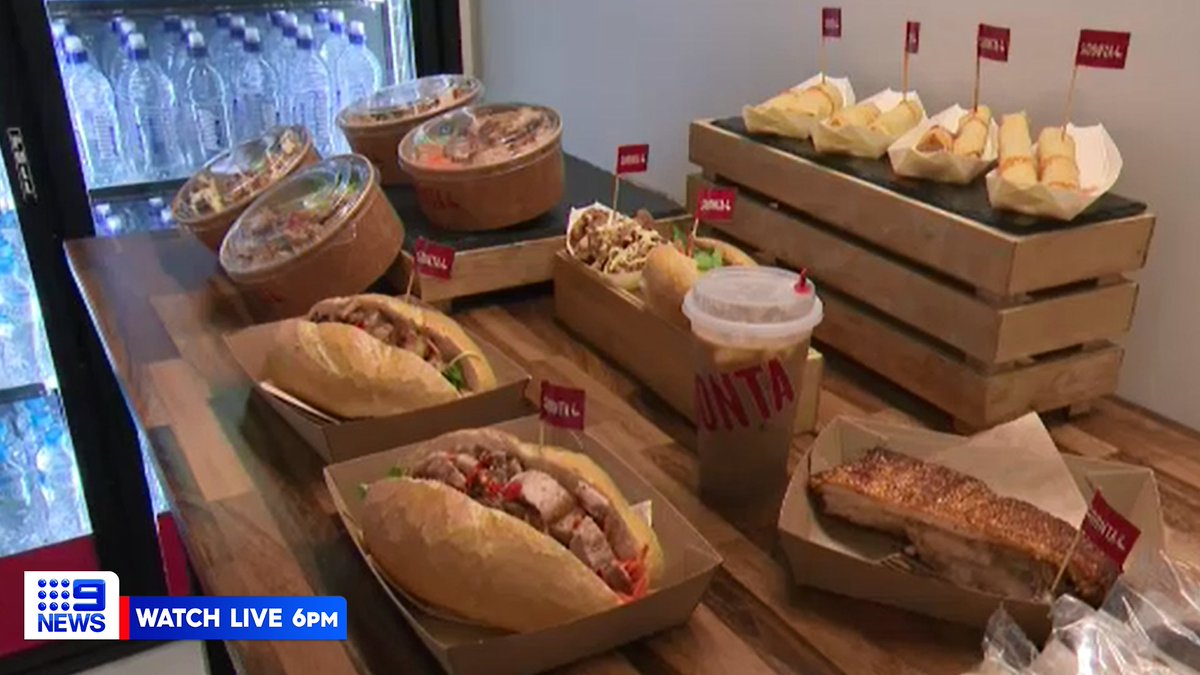 9NewsAdel's tweet photo. Footy fans, get excited! 🤤

Adelaide Oval has revealed its new menu ahead of the 2023 season, with a range of healthy options joining the classic meat pie at the kiosk. #9News https://t.co/2sFjRtRyuY