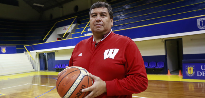RadioSportChile's tweet photo. (AL AIRE) En @trescontratres escuchamos a Cipriano Núñez, técnico de U. de Concepción (@BasketUdeC), tras la @BCLAmericas y lo que viene en @liga_nacional y @ChileFeba, junto a @matiasclarov, en @RadioSportChile.
Audio: https://t.co/37ZYusub4S 
Video: https://t.co/0utdqYxPaO https://t.co/GM14goMham