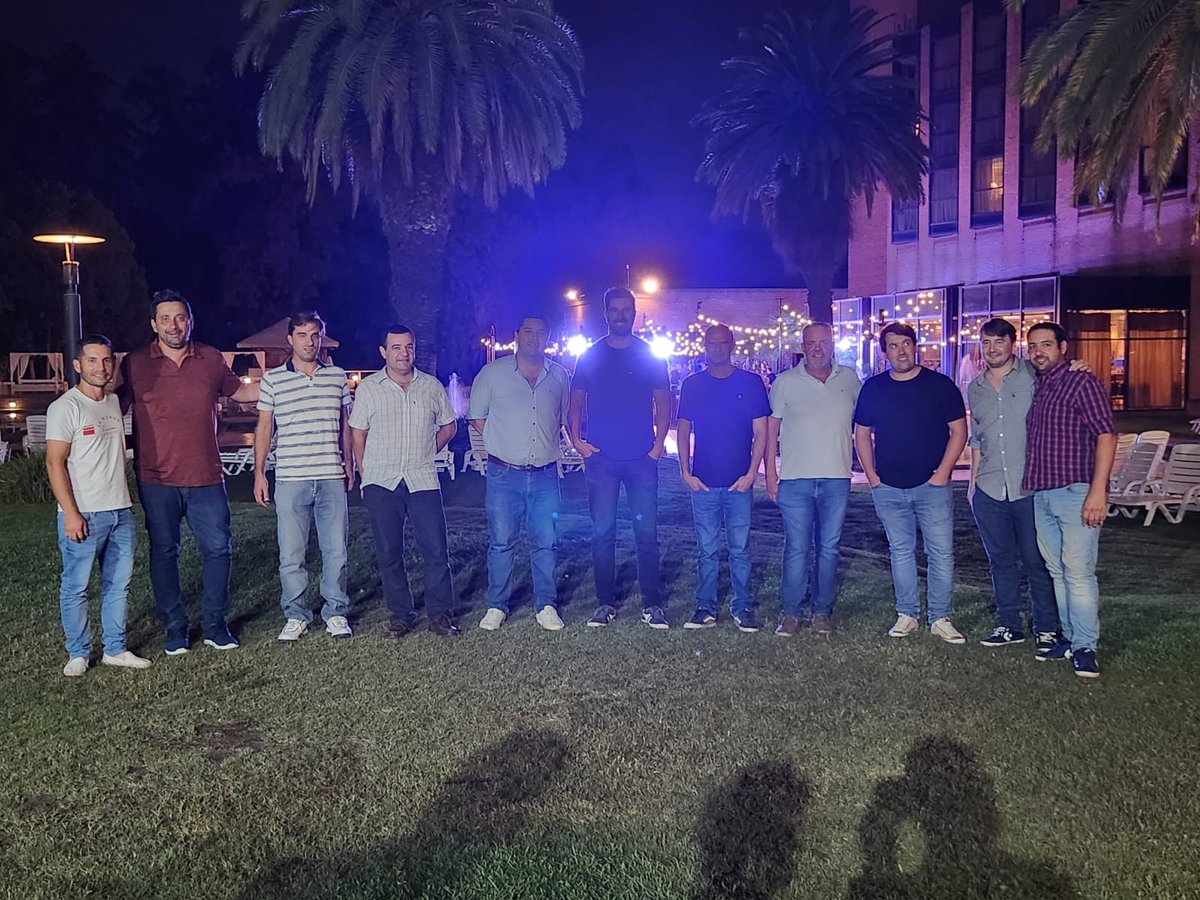 📍Excelente y enriquecedor intercambio técnico, con las últimas novedades junto a  #lasibila #KAM unos Genios! 
🗣 de lujo <a href="/MartnPrinci/">Martín Principiano</a> <a href="/diegohalvarez79/">DA - Asesoramiento Agronómico</a>  <a href="/HernanBarbero/">Hernán Barbero</a> <a href="/JulioJMuriel/">Julio Muriel</a>  abordandos todos los temas de Cp 💣💣 <a href="/bonfiadrian/">Adrian Bonfiglio</a>
<a href="/MAXIMIL99097531/">MAXIMILIANO BERNABE</a> <a href="/Syngenta_ar/">Syngenta Argentina</a> 
Vamos por más.