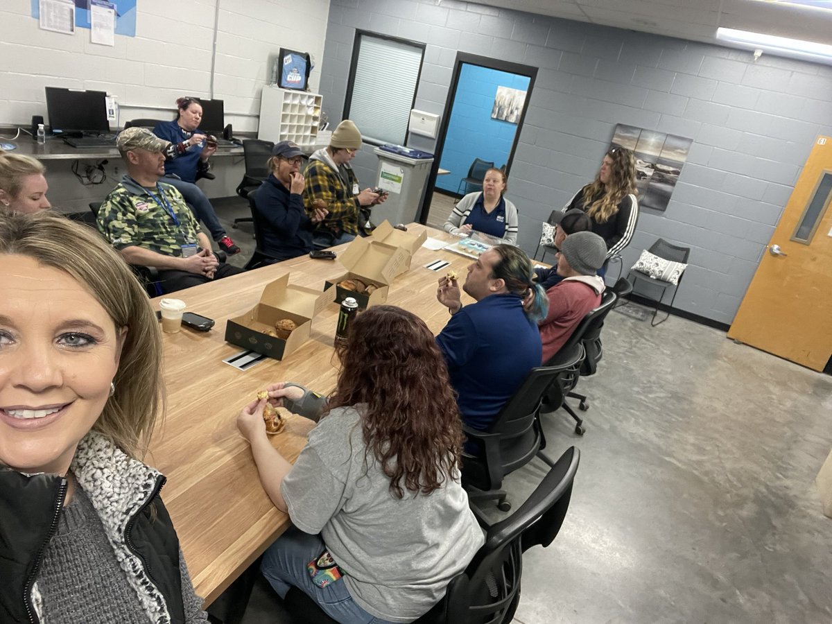 BGiesle's tweet photo. What a milestone achievement! Team 1067 just made 365 days accident free today!  They received their favorite muffins and cupcakes!  By this team making 365, D888 MST has made 365!  These mst teams in D888 have made safety a priority in every store. https://t.co/ABCIkaswT2