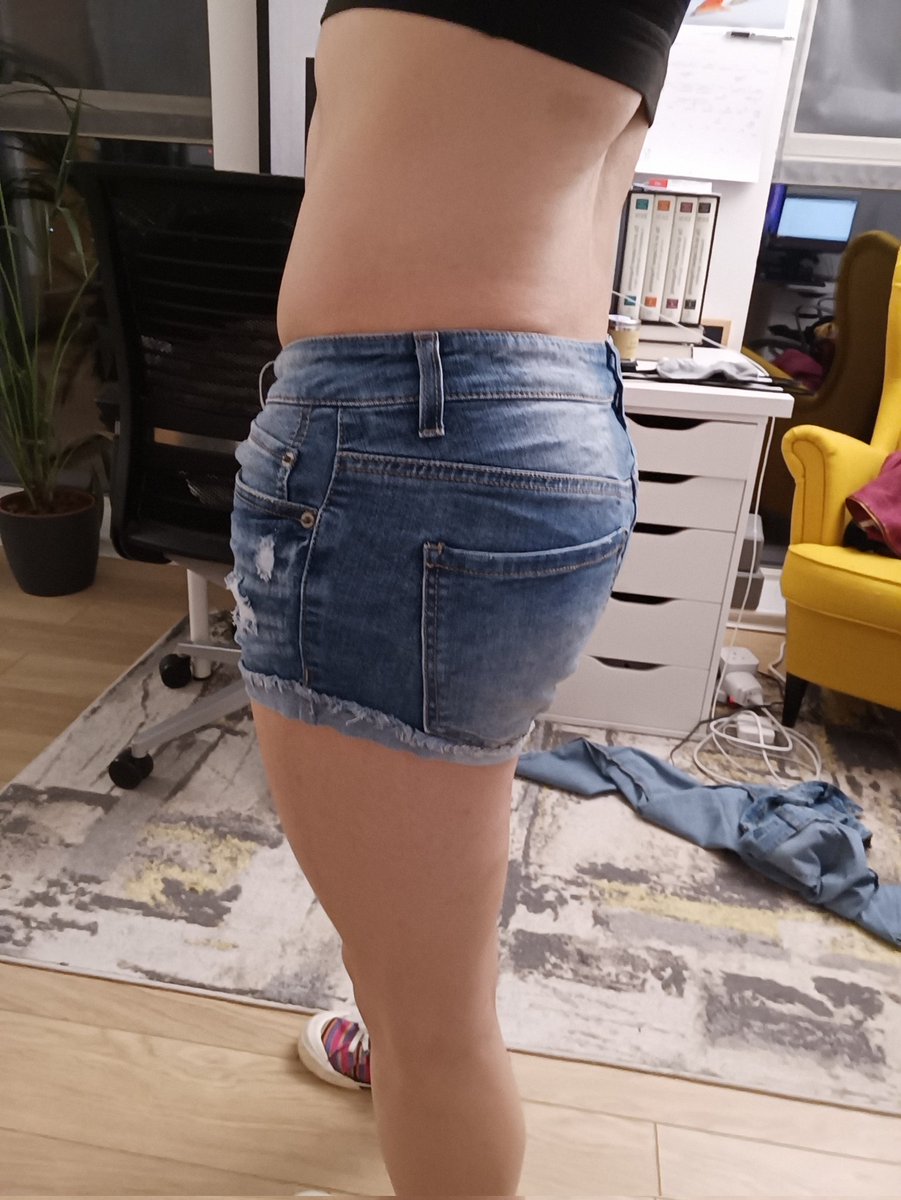 sissychloe123's tweet photo. Juicyish but could be juicier, pro should start doing squats with weights https://t.co/JdTZAgosu7