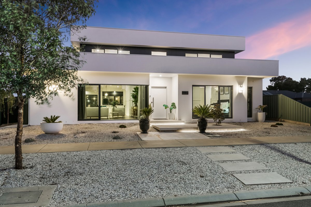 top_snap's tweet photo. Magnificent White Hills home epitomises classic elegance and offers the very best of luxe living ✨
.
.
📷 Top Snap Central Victoria
#topsnap #photography #realestate #realestatephotography #marketing #luxuryliving #modernhome #whitehills #bendigo #centralvictoria #vic https://t.co/eb7cZFcvJq