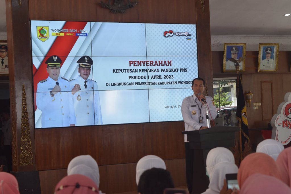 bkpsdmwonogiri's tweet photo. Rabu, 15 Maret 2023
Penyerahan SK Kenaikan Pangkat Pegawai Negeri Sipil Periode 1 April 2023 di Lingkungan Pemerintah Kabupaten Wonogiri
#sesarenganmbangunwonogiri 
#masjekek 
#jokosutopo 
#wonogiri
#wonogirisukses 
#bupatiwonogiri 
#berakhlak 
#banggamelayanibangsa https://t.co/JFmdUxLP5C