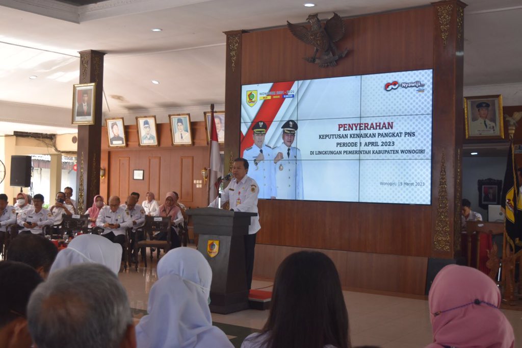 bkpsdmwonogiri's tweet photo. Rabu, 15 Maret 2023
Penyerahan SK Kenaikan Pangkat Pegawai Negeri Sipil Periode 1 April 2023 di Lingkungan Pemerintah Kabupaten Wonogiri
#sesarenganmbangunwonogiri 
#masjekek 
#jokosutopo 
#wonogiri
#wonogirisukses 
#bupatiwonogiri 
#berakhlak 
#banggamelayanibangsa https://t.co/JFmdUxLP5C