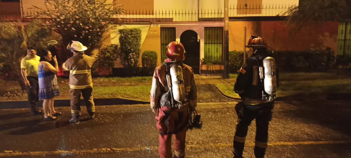 Hemos venido trabajando arduamente para atender emergencias durante el ciclón Yaku como cortos circuitos, incendios, emergencias médicas, choques, entre otros. Nos disculpamos con ustedes porque no podemos atender a tiempo la gran cantidad de emergencias que se dan (1/2). #yaku