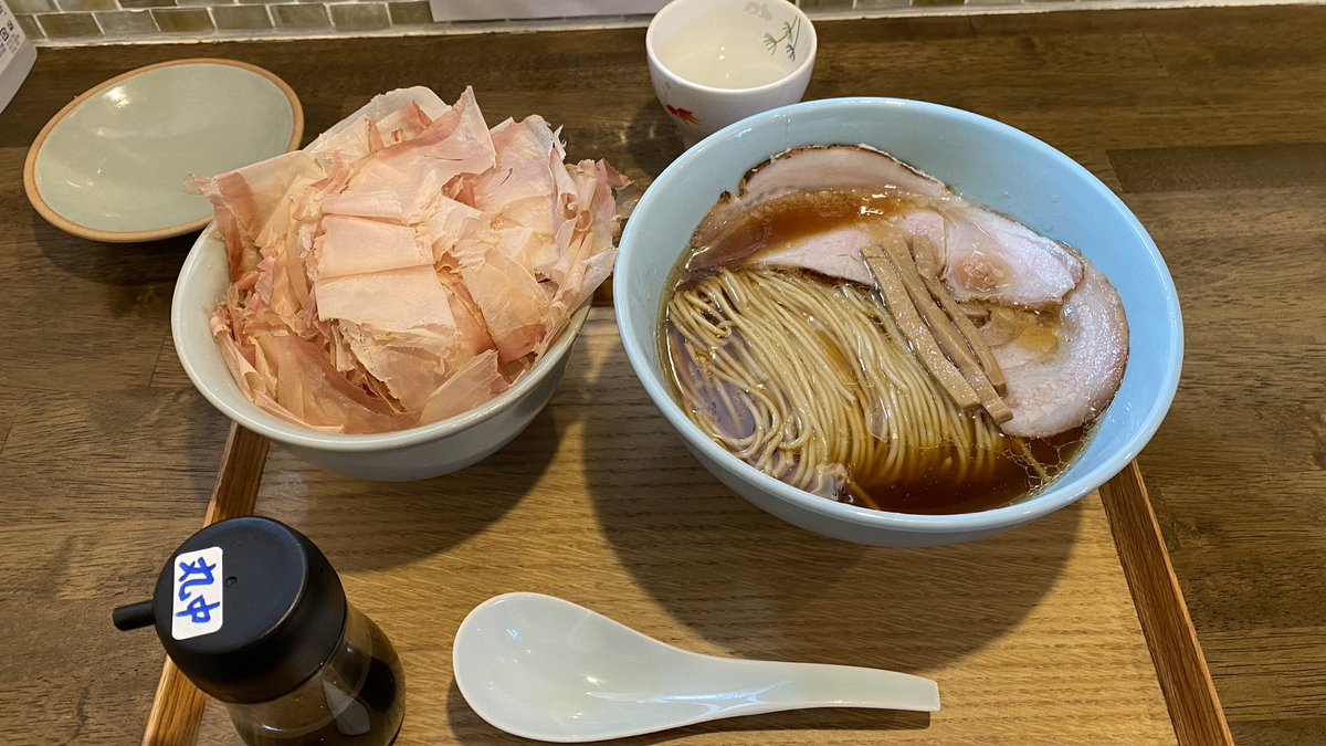 gitanist's tweet photo. フルモデルチェンジ？メニューがシンプル&amp;この物価高騰時に良心的価格。
節の香りふわーっとして、当然美味しかった。
次はいつ行けるかなぁ。

#おだし香る自家製麺弦乃月 
#ネギ抜き
#always delicious https://t.co/nnway7JebR