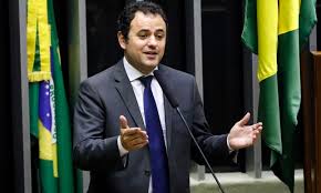 BrasilPost13's tweet photo. Pilantra.
Eduardo Bolsonaro tenta criminalizar o Complexo da Maré e recebe invertida do deputado Glauber Braga.

Deixa eu só te lembrar que a maior apreensão de armas foi no condomínio do seu pai.
E a grande apreensão de cocaína foi no avião do seu pai.
Ora ora, que triste né💩👇 https://t.co/ZWV928d71u