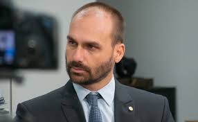 BrasilPost13's tweet photo. Pilantra.
Eduardo Bolsonaro tenta criminalizar o Complexo da Maré e recebe invertida do deputado Glauber Braga.

Deixa eu só te lembrar que a maior apreensão de armas foi no condomínio do seu pai.
E a grande apreensão de cocaína foi no avião do seu pai.
Ora ora, que triste né💩👇 https://t.co/ZWV928d71u