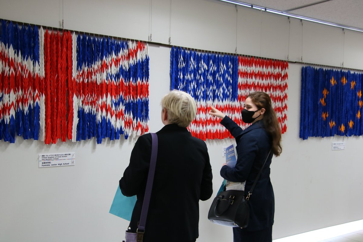 shimacity_fr's tweet photo. Des #origami au couleur des #drapeau du #G7! 

Fruit de la collaboration de 3000 élèves et #citoyens de la #VilledeShima, un millier de #grue en papier formant les drapeaux du g7 ont accueillis les membres des délégations des #ambassade durant leur visite préliminaire https://t.co/5KQuVeMth3