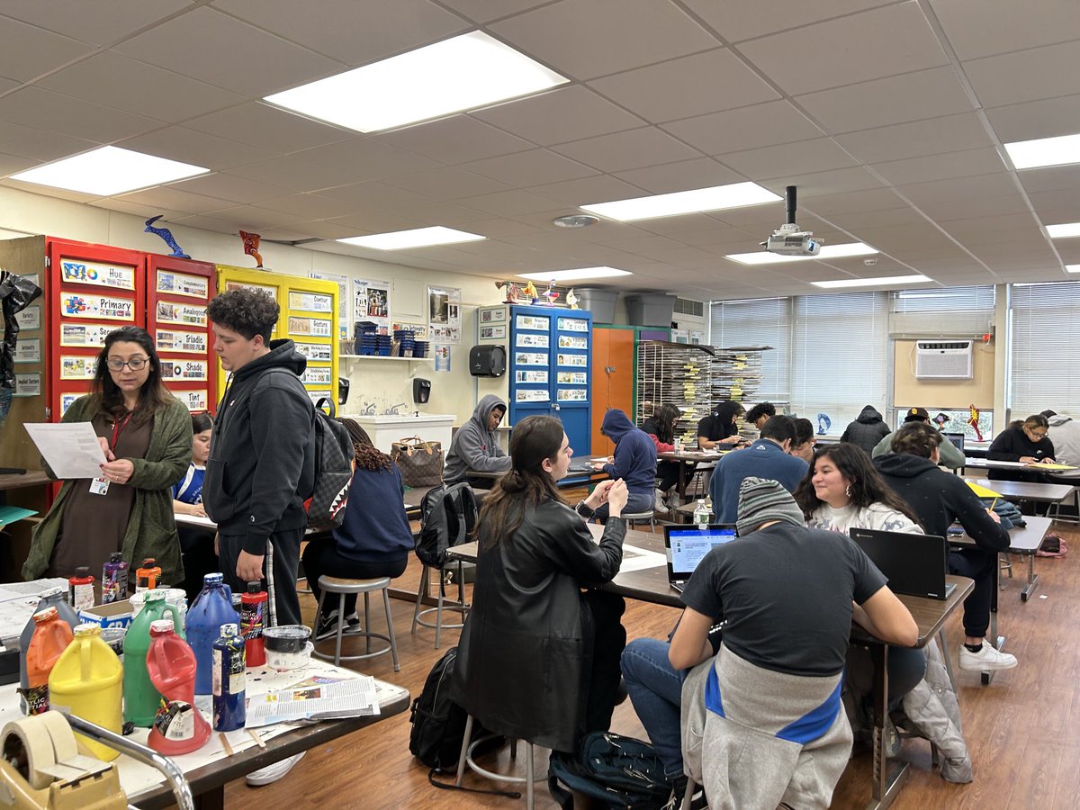 DrDoeschner's tweet image. This week students in Mrs. Palazzo’s class ⁦@GCSD_HighSchool⁩ used the grid method to enlarge portraits of loved ones. Hands on learning in every subject! #SparkingCuriosity #GlenCovePride ⁦@GCSD_Arts⁩