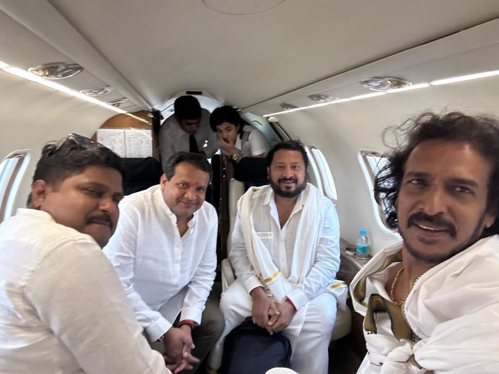 ನಿಮ್ಮೆಲ್ಲರ ಆಶೀರ್ವಾದವಿರಲಿ...
ಕಬ್ಜ ಬಿಡುಗಡೆಗೆ ಮುನ್ನ ತಿರುಪತಿ ದರ್ಶನ..
#Kabzaa #nimmaupendra #kpsrikanth 
#march17release