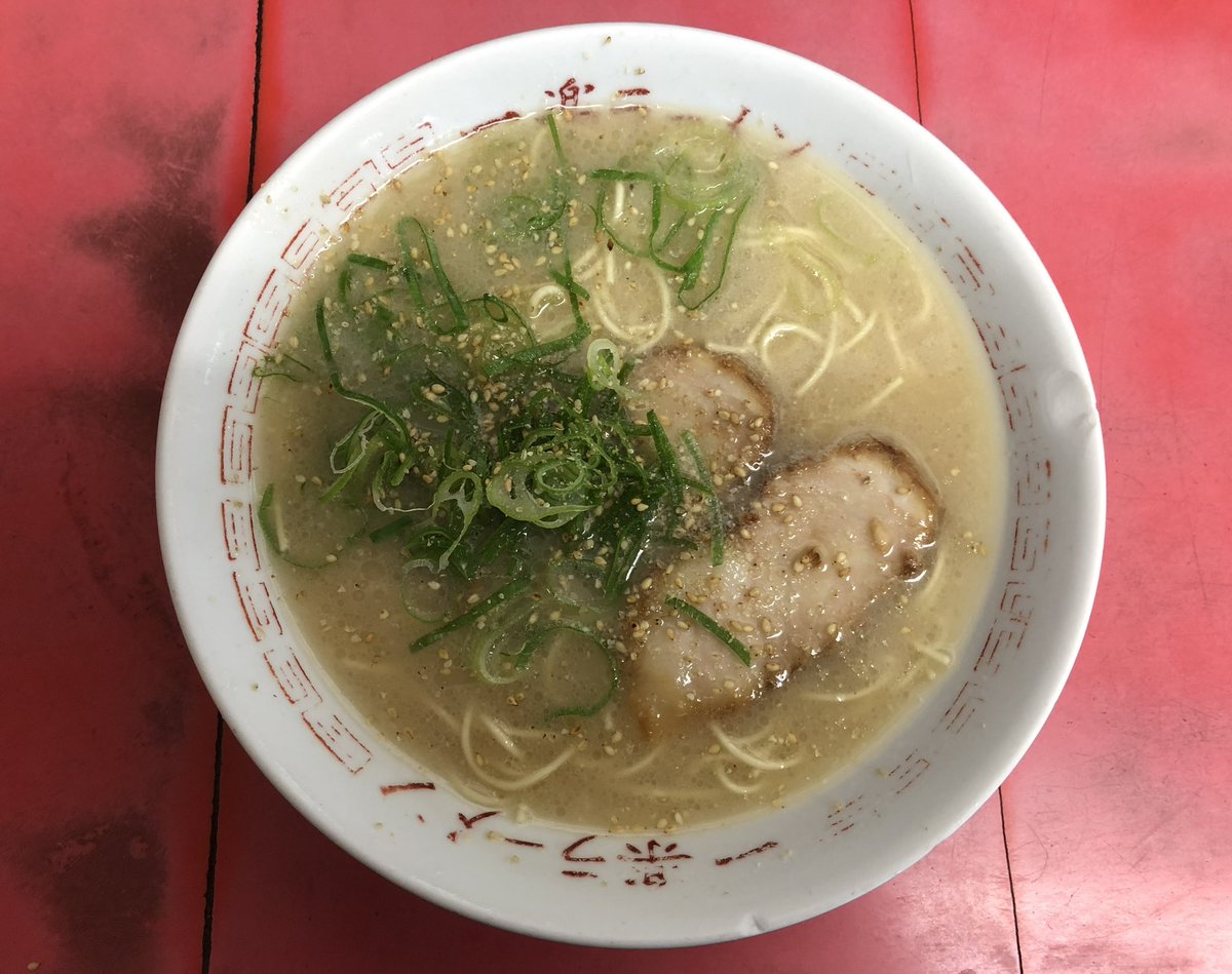 【一楽】糟屋郡志免町の「一楽ラーメン」志免店で「ラーメン」を頂きました。昔ながらの豚骨ラーメンといった感じで、地元の方々に愛されている店のようでした。