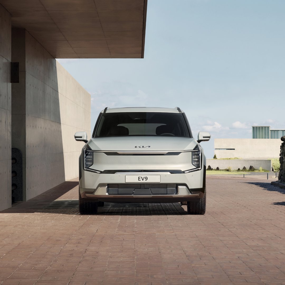 Kia_Worldwide's tweet photo. The Kia EV9 exudes bold styling and sophisticated elegance inside and out.

Here to reshape the way we move. 

#KiaEV9 #EV9 #TheKiaEV9 https://t.co/soYB69ISUx