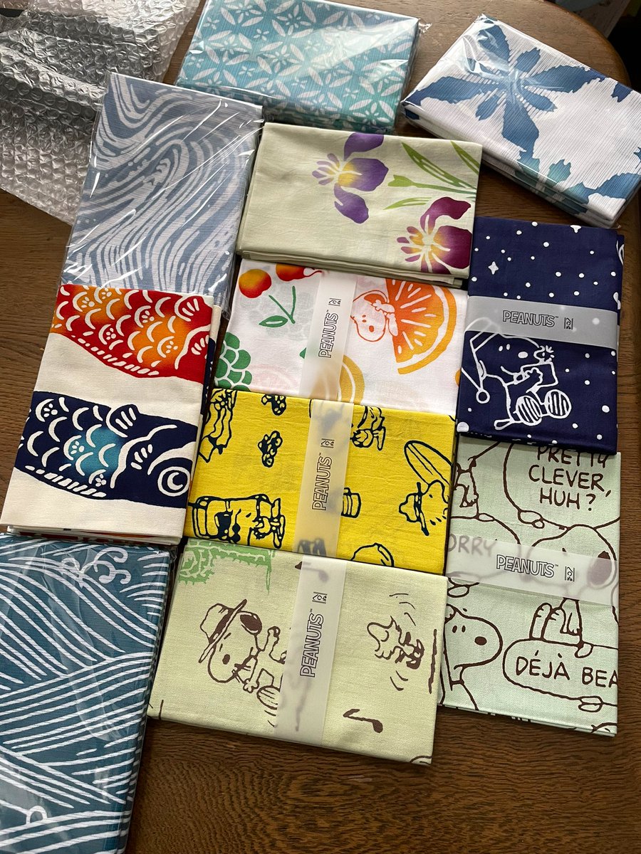 cocochi_style's tweet photo. こんにちは3月16日(木)、本日も11時よりオープンしております。
スヌーピーてぬぐい入荷しました。
ただ今回は、全柄ではなく写真にあるのみとなります。ご了承ください。
その他、桜以降な柄もいくつか。
スヌーピーは【桜はいから堂】に持っていきますねー。皆様のお越しをお待ち申し上げます！ https://t.co/hKnXJVeMXh
