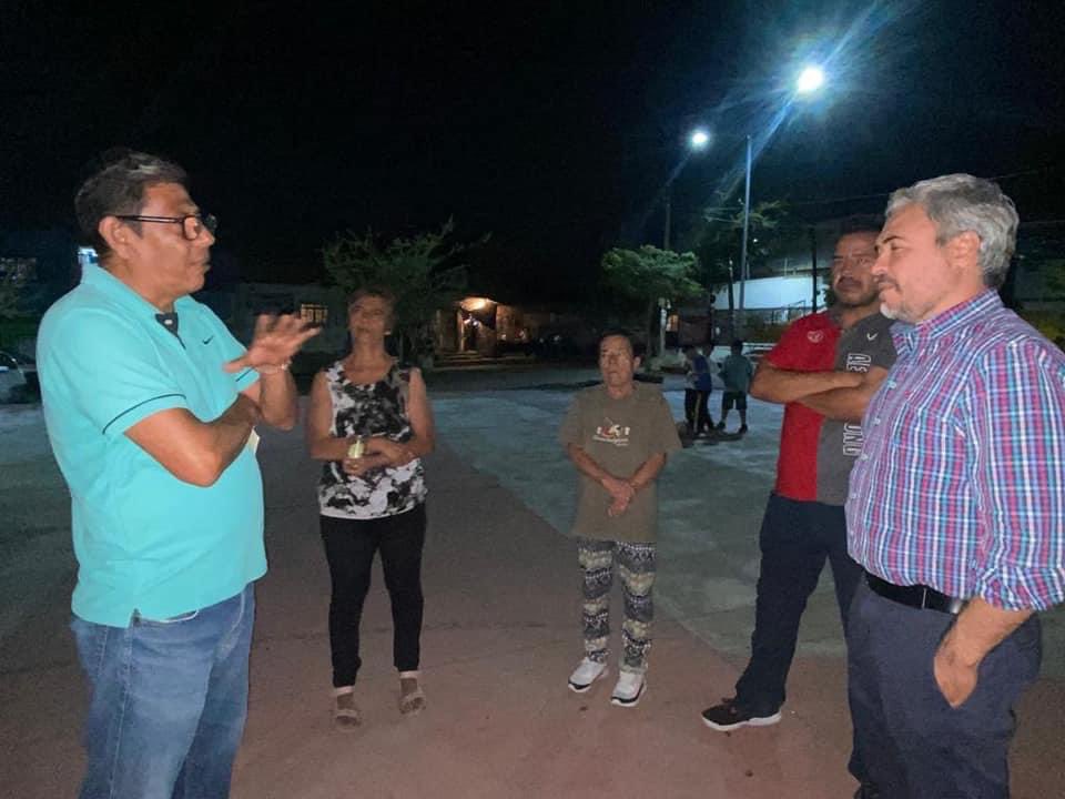 OswaldoBanales's tweet photo. Está cabrón...
En penumbras están en la Plaza Principal de Ciudad Aztlán, donde por cierto, a la fuente que tienen, ya la agarraron de basurero...
Pero van a ver que pronto va a quedar chingona...
#LaGenteManda
#4x4Inquebrantable https://t.co/cxeTxPiUT1