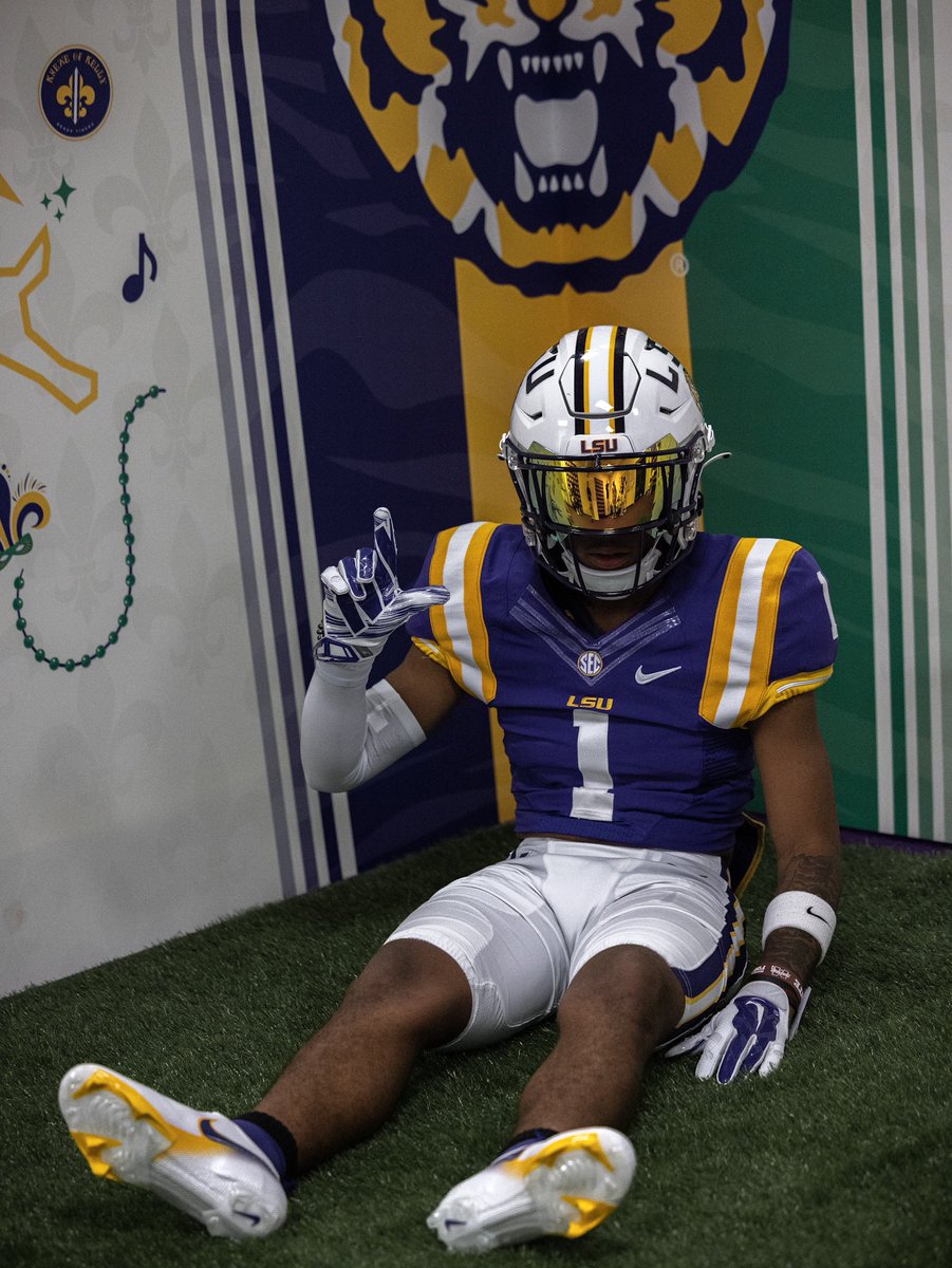 zaymartinn_'s tweet photo. The crib 💛💜 #GeauxTigers🐯 
@JordanArcement @LSUfootball https://t.co/kHC4352IY8