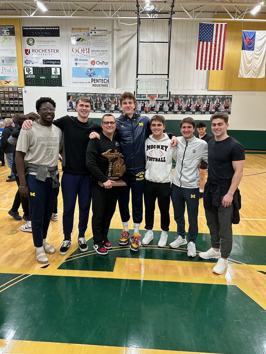 CM_hoopsCoach's tweet photo. Them Michigan boys are Cardinal fans!! @kpeverhart15 @TschetterWill42 @J_Selvala @djeverhart3 @VLongO111 @iochieng18 we appreciate the support. https://t.co/8LpHOBlTn1