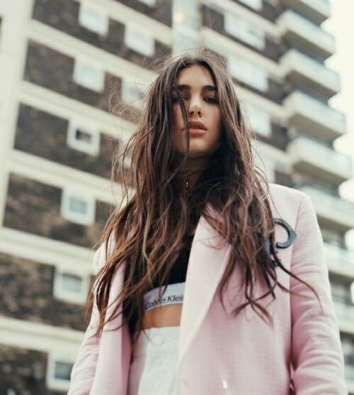 loquevenga____'s tweet photo. dua en el video de blow your mind es de otro mundo https://t.co/h9tWH0WAWP