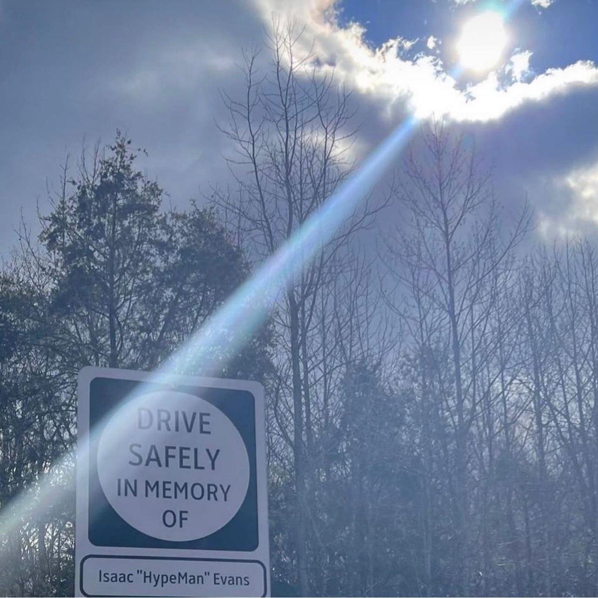 thmfoundation's tweet photo. 📸This image is not photoshopped!
The Evans family went to the #IntersectionofGrace 2place balloons at the site. Someone is asking for a sign-here it is💚 And if it doesn’t speak to you-just 📌Remember to “Drive Safe” in honor of Isaac “Hypeman” Evans.
💚💚💚💚💚💚💚💚 #Hype🕊️ https://t.co/LVbG1nqVaZ