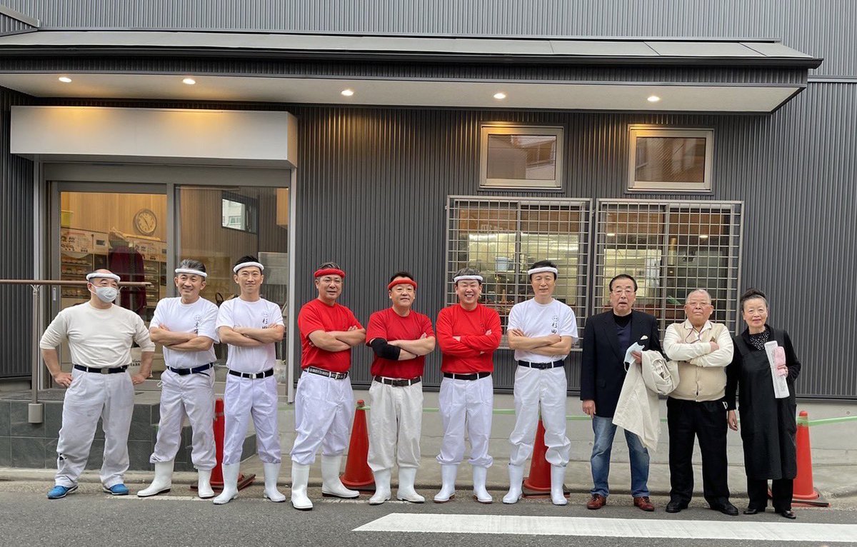 MAMO_CHANNEL666's tweet image. 【集結】左から
吉村家社長 吉村政和店主
末廣家社長 末廣良信店主
杉田家千葉店社長 津村文博店主
上越家社長 石平哲也店主
厚木家社長 吉村政紀店主
はじめ家社長 小沢肇店主
杉田家社長 津村進店主
吉村実会長
酒井製麺社長
吉村家会長 婦人
(今回は高松家さんはお店の
営業日だった為ご不在でした)