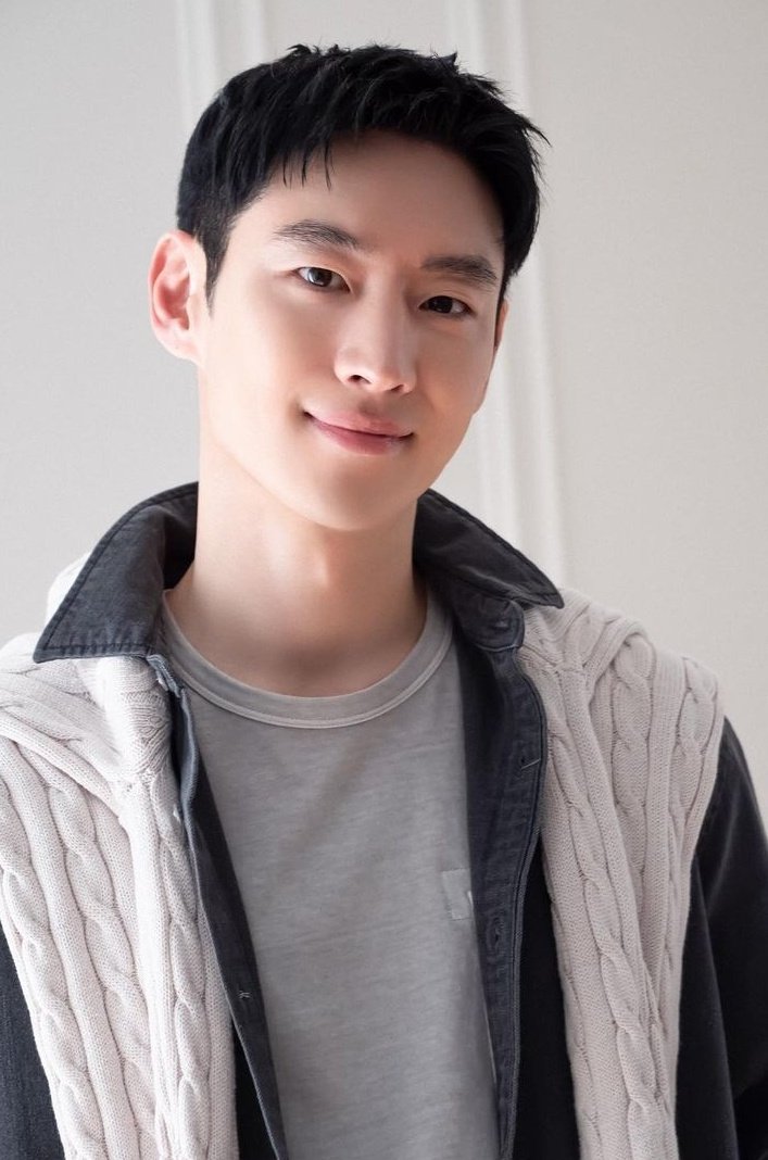 simpforjehoon's tweet photo. jehoon is so handsome https://t.co/keFn0WAOfL