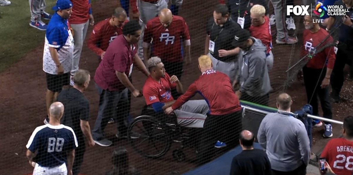 GMings's tweet photo. Really hoping that Edwin Diaz only just pooped his pants https://t.co/ZaNRH9U4xX