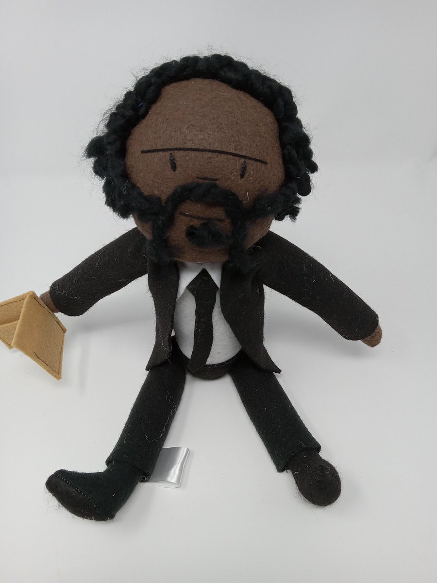 DeepCutCreatio1's tweet photo. "Pulp Fiction's" Jules Winnfield heads out of the shop!! #royalewithcheese @SamuelLJackson https://t.co/nR6TNDS6FM
