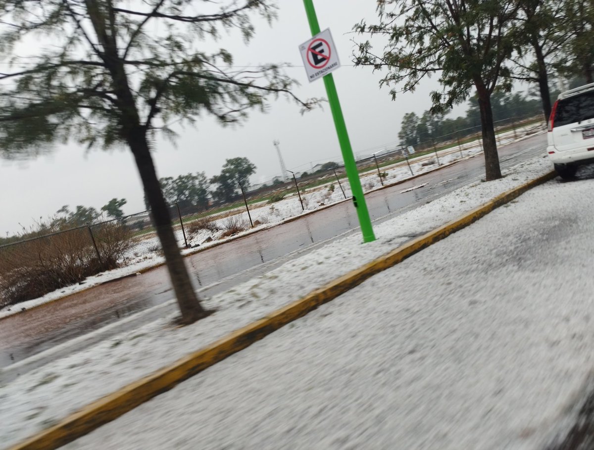 Albertoxz08's tweet image. Ayer el granizo en #TulancingoHidalgo estuvo de locos, los paisajes parecían nevados, la vista a cualquier lado era hermosa.