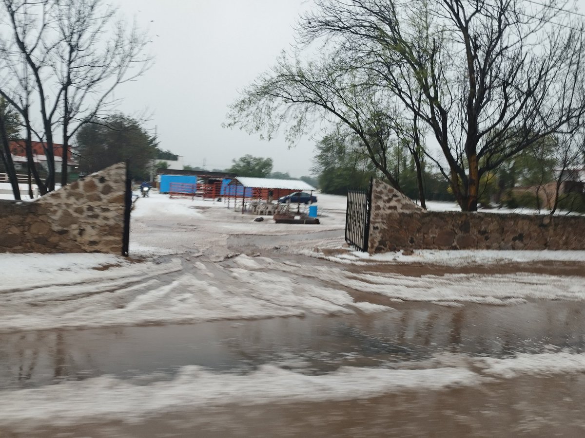 Albertoxz08's tweet image. Ayer el granizo en #TulancingoHidalgo estuvo de locos, los paisajes parecían nevados, la vista a cualquier lado era hermosa.