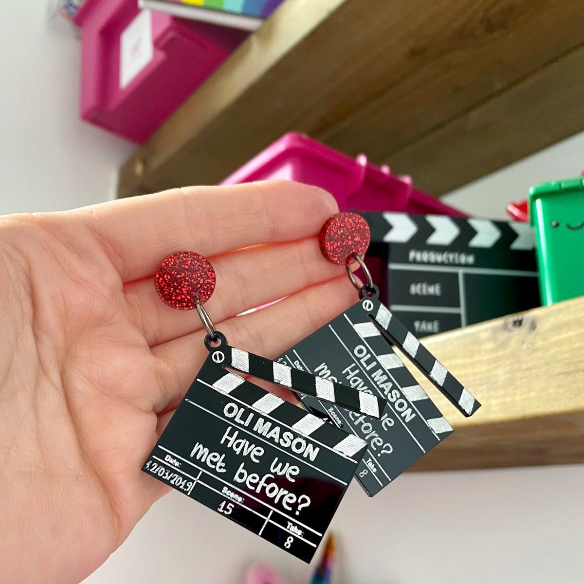 Create your own Oscar winning look with customisable clapperboard earrings! 🎬  
 
#littlepigjewellerydesign #clapperboardjewellery #noveltyearrings #quirkyjewellery #acrylicjewellery #drama