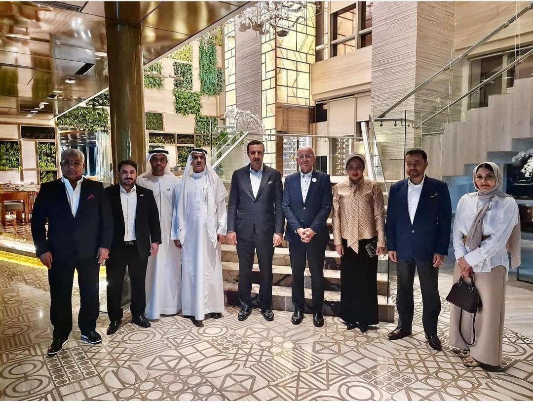 BahrainEmbIND's tweet image. سعادة سفير مملكة البحرين في جاكرتا يقيم مأدبة عشاء على شرف سعادة الدكتور الشيخ عبدالله بن أحمد آل خليفة وكيل وزارة الخارجية للشؤون السياسية خلال زيارته للجمهورية الإندونيسية بحضور عميد السلك الدبلوماسي العربي وسفراء دول مجلس التعاون لدول الخليج العربية.