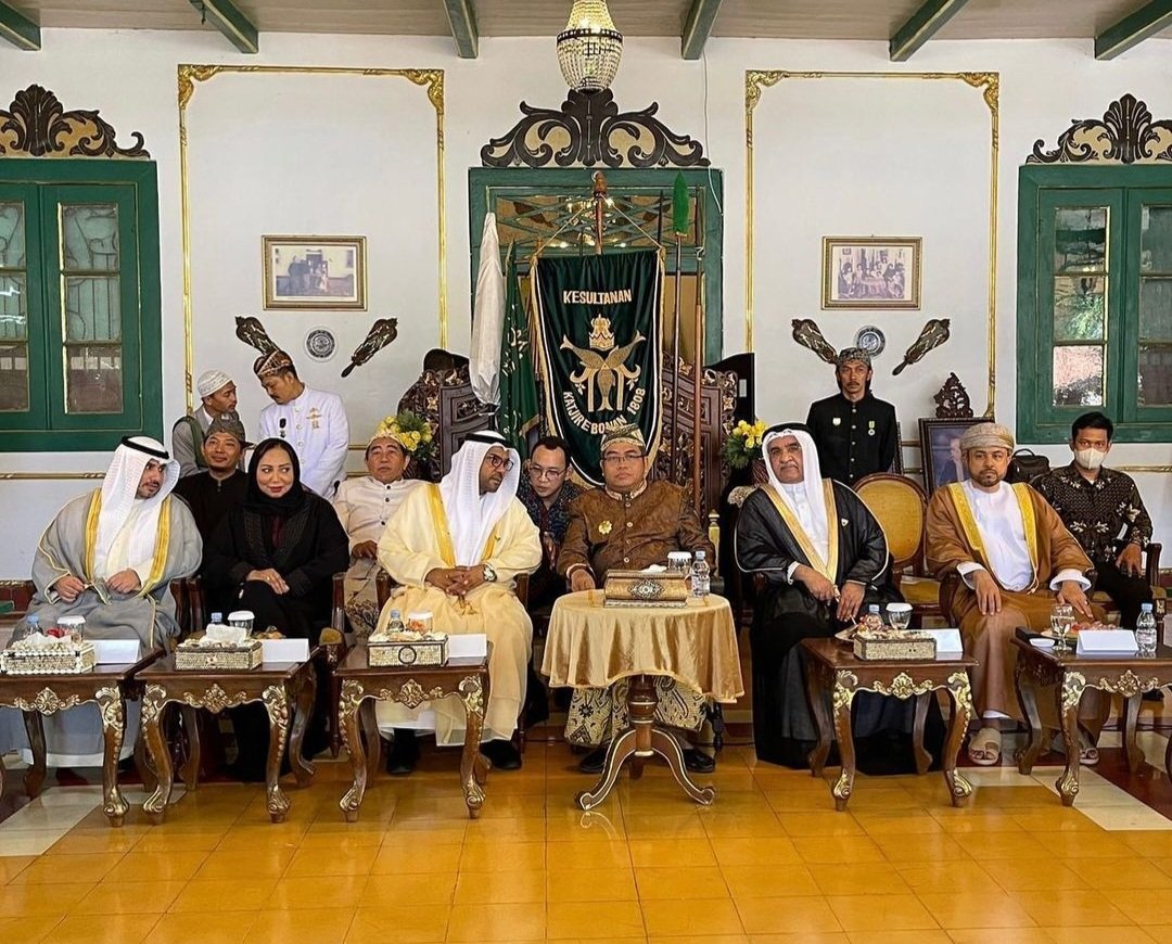 BahrainEmbIND's tweet image. شارك سعادة السفير أحمد عبدالله الهاجري في الاحتفال بالذكرى 215 لسلطنةكتسيريبونان بمحافظة جاوا الغربية بدعوة من السلطان التاسع الأمير عبدالغني نتنيبجرات بحضور عدد من السفراء العرب وتم بحث سبل التعاون التجاري والسياحي والتعليم ومناقشة تطوير الإمكانيات المتاحة في شتى المجالات.