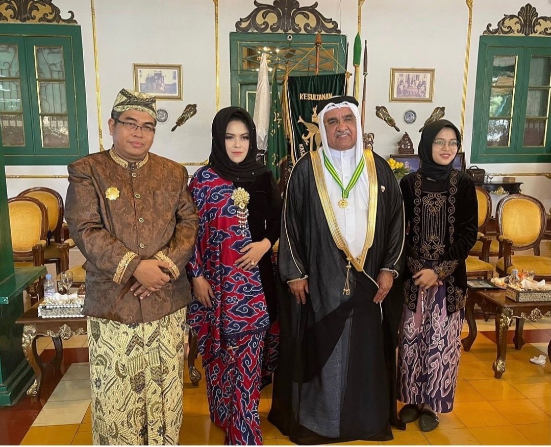 BahrainEmbIND's tweet image. شارك سعادة السفير أحمد عبدالله الهاجري في الاحتفال بالذكرى 215 لسلطنةكتسيريبونان بمحافظة جاوا الغربية بدعوة من السلطان التاسع الأمير عبدالغني نتنيبجرات بحضور عدد من السفراء العرب وتم بحث سبل التعاون التجاري والسياحي والتعليم ومناقشة تطوير الإمكانيات المتاحة في شتى المجالات.