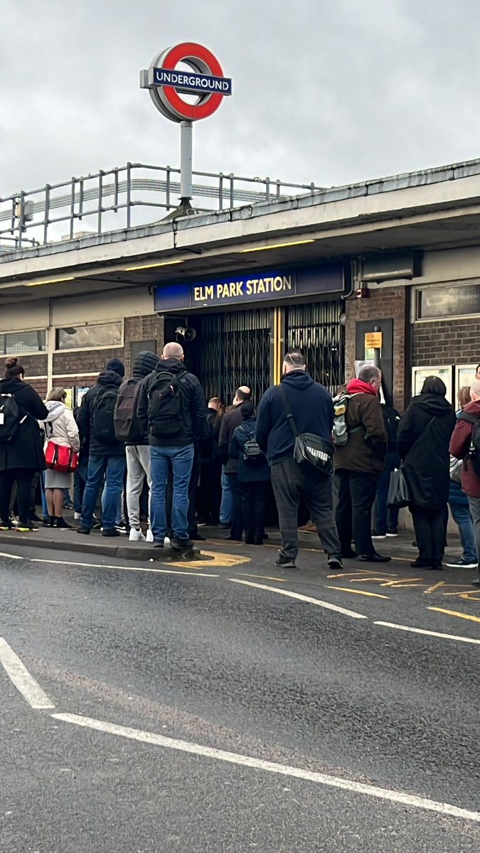 SGors29's tweet photo. 07:30 opening? @TfL https://t.co/kfy0wk24EP