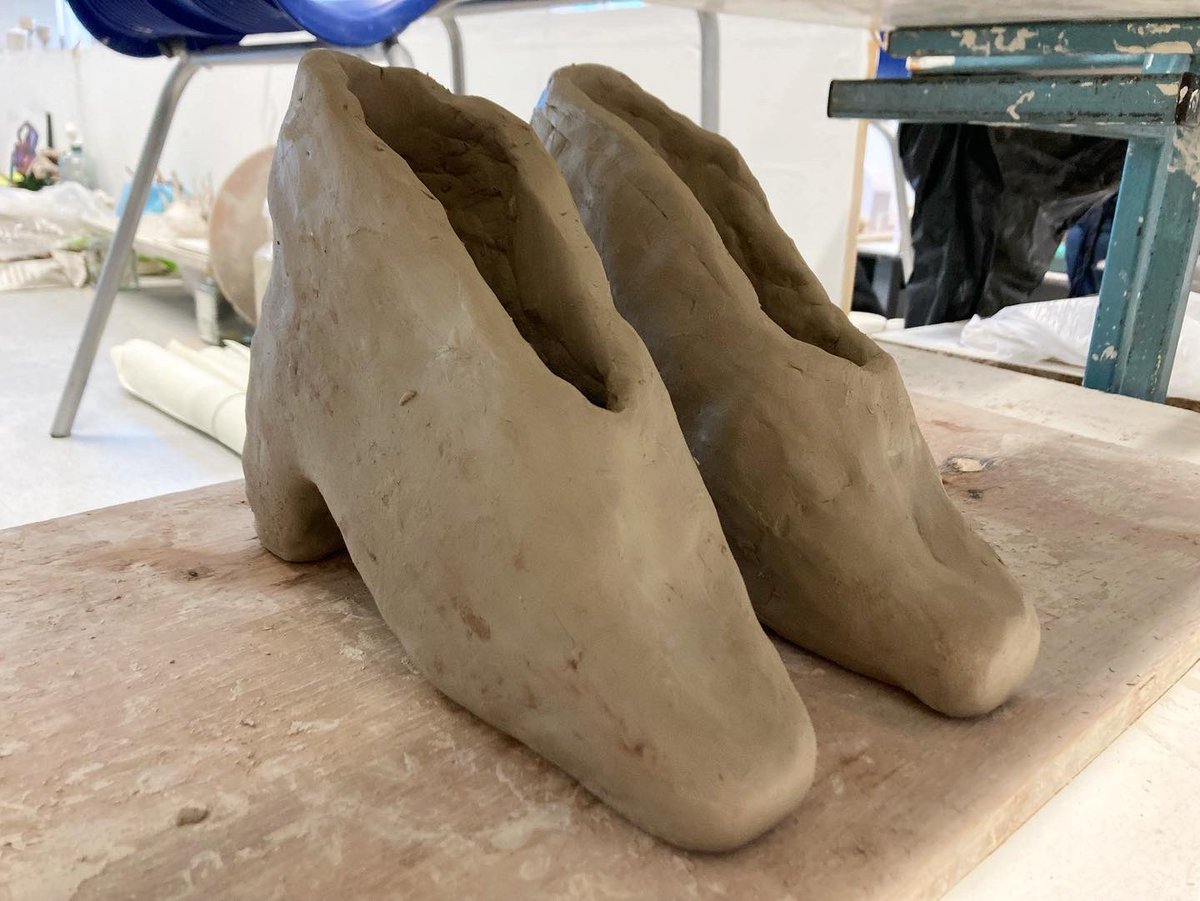 BevIillo's tweet photo. Itโs exciting when you give a simple starting point and everyone runs with it, taking their object illustrations in completely different directions ๐ @bsoa_illustration
#illustration #objectillustration #illustratedobjects #illustrationandclay #ceramics #narrative https://t.co/k3ztdeaQAt