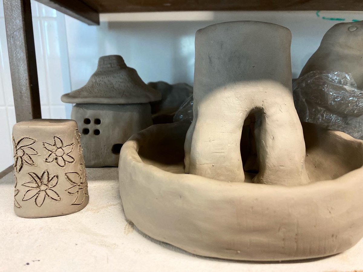 BevIillo's tweet photo. Itโs exciting when you give a simple starting point and everyone runs with it, taking their object illustrations in completely different directions ๐ @bsoa_illustration
#illustration #objectillustration #illustratedobjects #illustrationandclay #ceramics #narrative https://t.co/k3ztdeaQAt