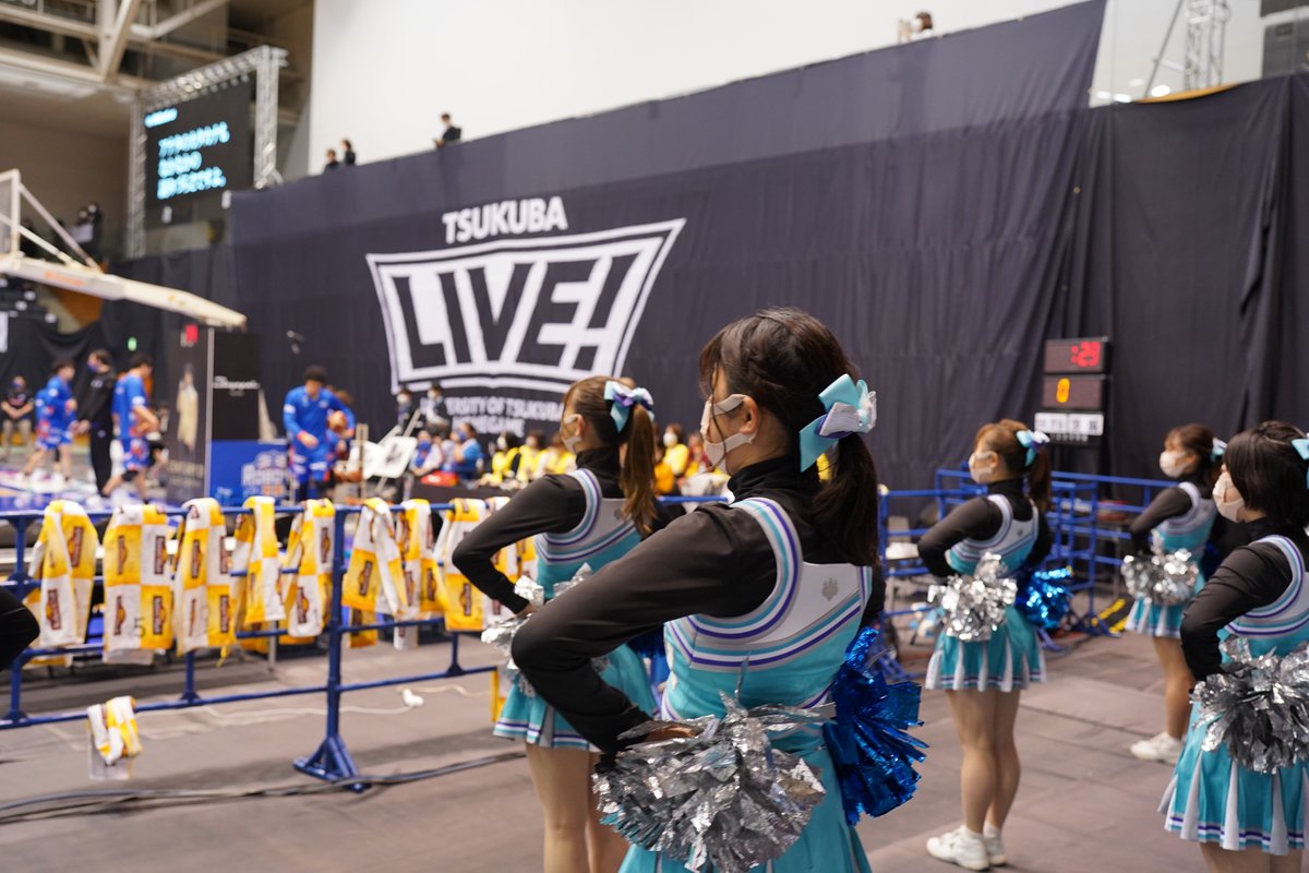 TSUKUBALIVE's tweet image. つくばカピオを #FUTUREBLUE で染め上げよう！！

昨年3月 #ホームゲーム の開催は叶いませんでしたが、満員のアリーナで #TSUKUBALIVE のパフォーマンスを行いました✨

会場がその日限りの装飾に包まれ、筑波大応援仕様に生まれ変わる日。

この時以上のアリーナを用意してお待ちしています💓