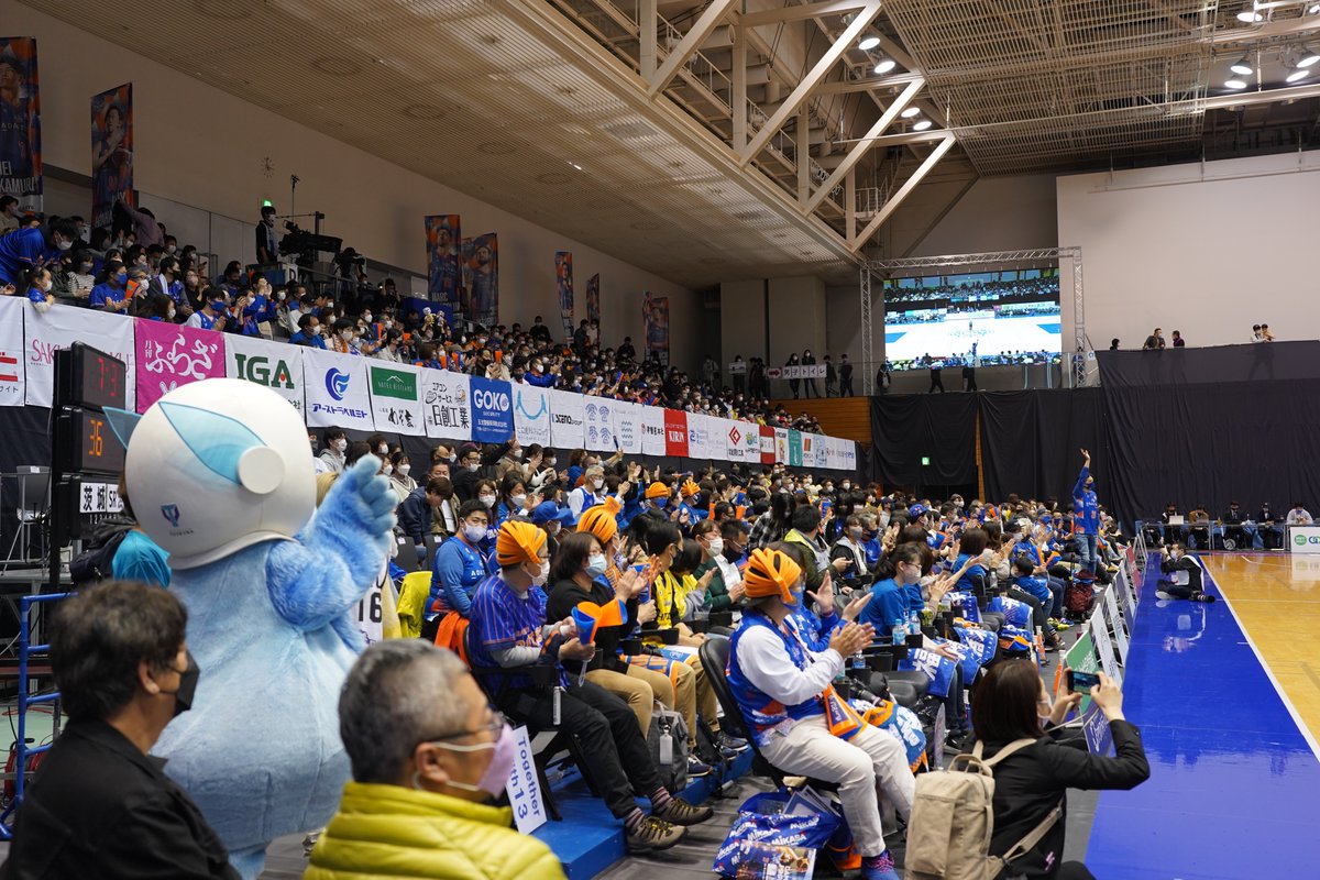 TSUKUBALIVE's tweet image. つくばカピオを #FUTUREBLUE で染め上げよう！！

昨年3月 #ホームゲーム の開催は叶いませんでしたが、満員のアリーナで #TSUKUBALIVE のパフォーマンスを行いました✨

会場がその日限りの装飾に包まれ、筑波大応援仕様に生まれ変わる日。

この時以上のアリーナを用意してお待ちしています💓