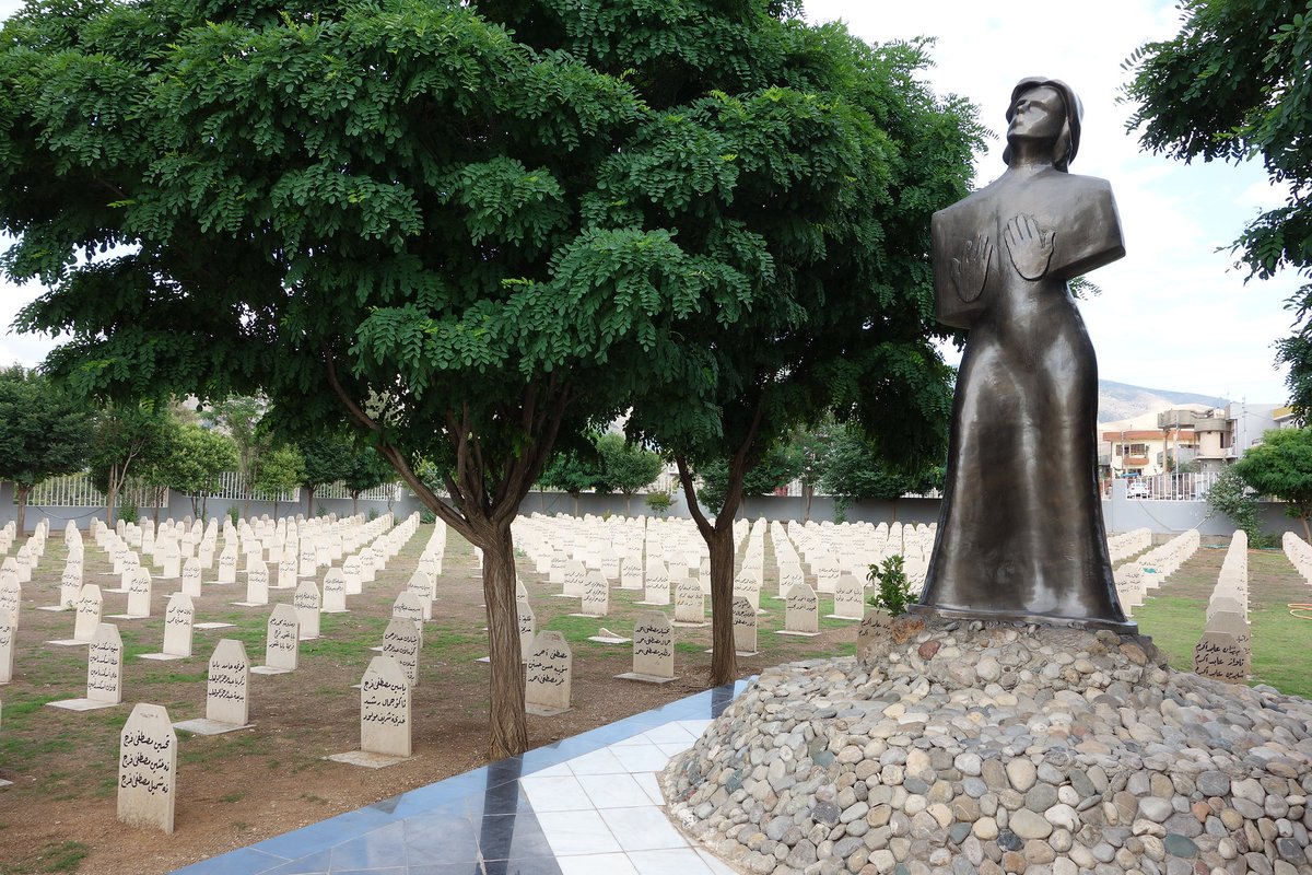 GfbV's tweet photo. Heute vor 35 Jahren bombardierte die irakische Luftwaffe die kurdische Stadt #Halabja mit Giftgas. 

Mind 5000 Menschen erstickten bei dem Angriff qualvoll, weitere erblindeten oder verbrannten sich die Atemwege. Tausende starben an den Folgen. 1/3
(Foto: Béatrice Dillies) https://t.co/zGnjpSudAe