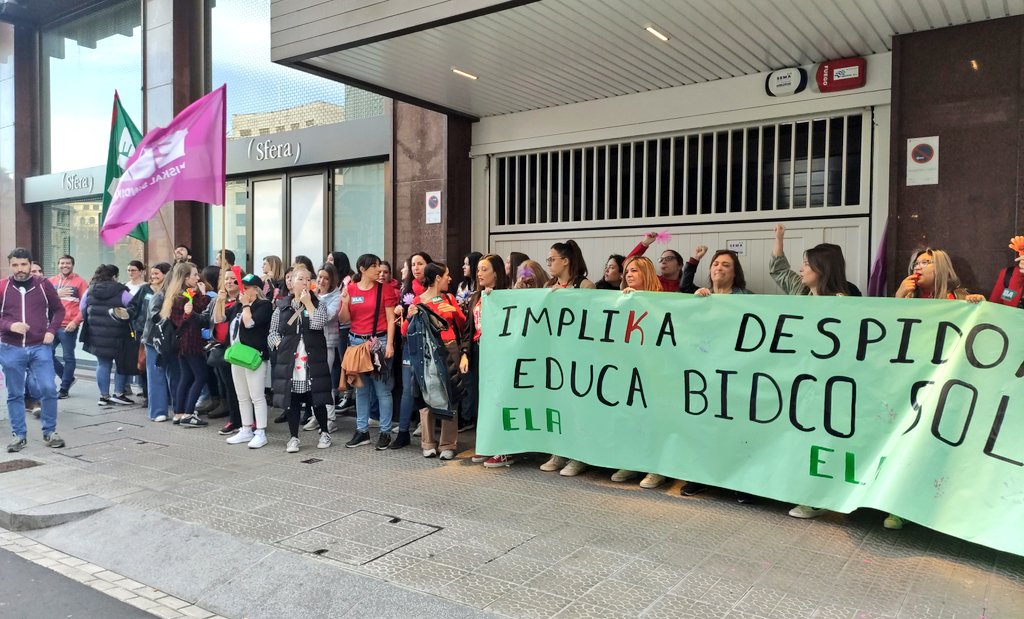 ELAHezkuntza's tweet photo. Gaur langileon kontzentrazioa  1. #greba eguna Implika Educacion taldean!

Concentración de las trabajadoras del Grupo @Implika_Formac en contra del #ERE en su primer día de la #huelga indefinida.

        🛑 Despidorik EZ 🛑

#ImplikaBorrokan https://t.co/jwOcHS7f7K