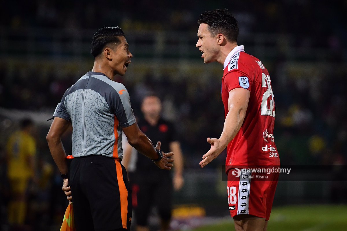 DanialRisma's tweet photo. Lepas nyaris kena hempuk dengan Samassa musim lepas pasal insiden batalkan offside waktu lawan PJ City terus dibayangi gementar sewaktu aksi perlawanan antara @OfficialPahang menentang @SabahFCofficial baru ni. 
Kawasan dia jaga garisan tu memang keras agaknya. https://t.co/K9PHcYqVVV