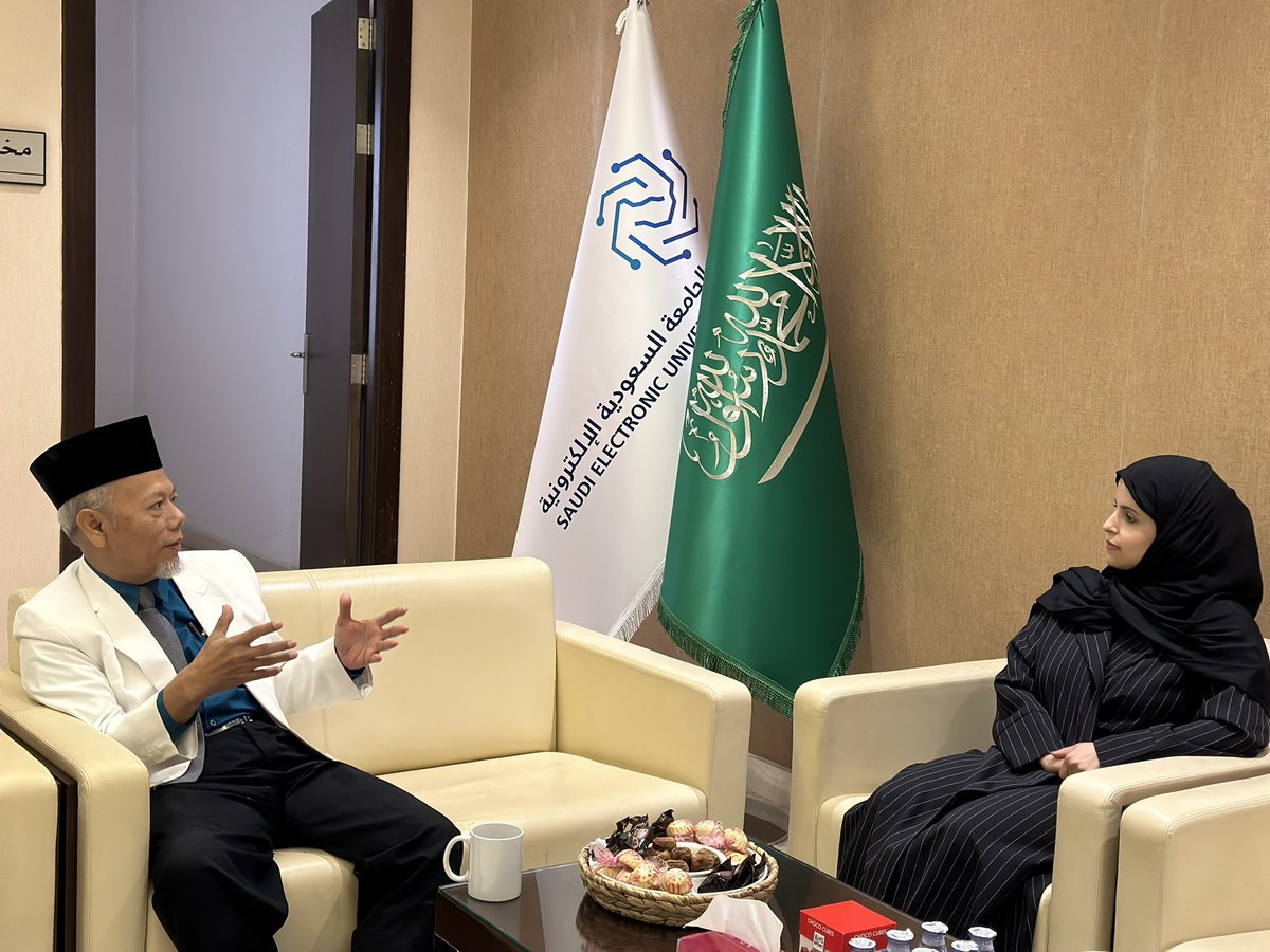SEUArabic's tweet photo. استقبلت سعادة مستشارة رئيسة الجامعة والمشرفة على برنامج العربية على الإنترنت 
د. أسماء الحمادي 
سعادة رئيس اتحاد مدرسي اللغة العربية بجمهورية إندونيسيا (إملا) د. تولوس مصطفى 
لمناقشة مستجدات المشاريع المشتركة بين الجانبين 

#العربية_على_الإنترنت 
#رواد_تعليم_المستقبل
#SEU_2025 https://t.co/hQwvXy794n